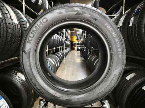 Kumho ECSTA HS52 205/55 R16