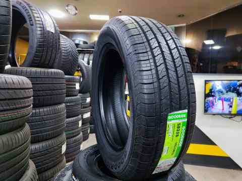  SU 320 235/60 R18
