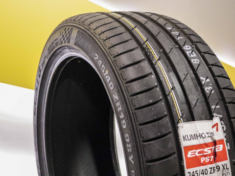 Kumho  Ecsta PS71 245/40 R19