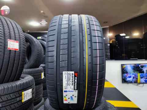 Yokohama ADVAN Sport V107 325/35 R22